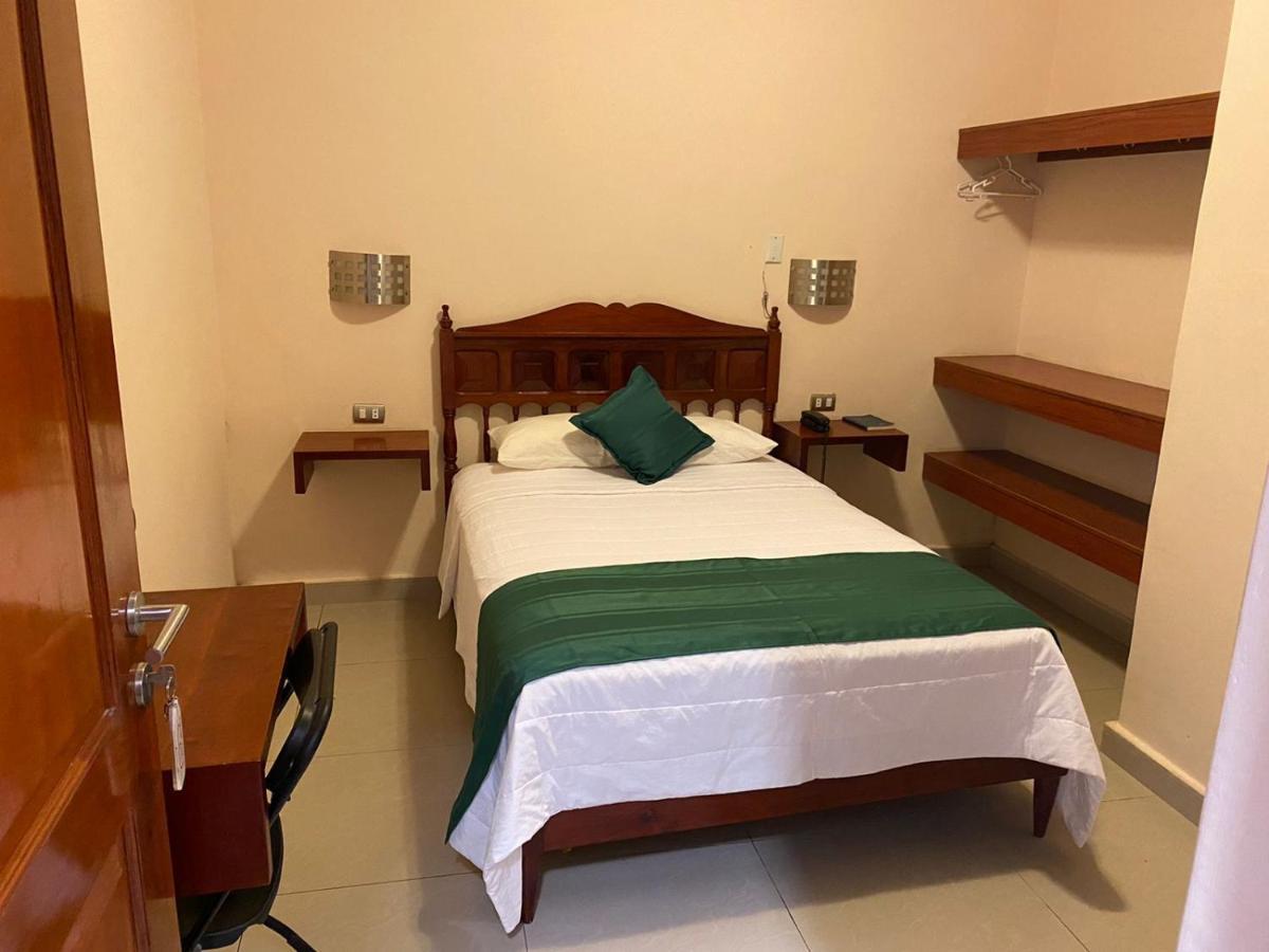 Tariri Hotel Пукальпа Екстер'єр фото